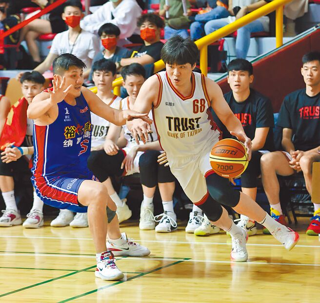 台银张博胜（右）运球努力闪过裕隆周士渊的防守。（中华篮协提供）