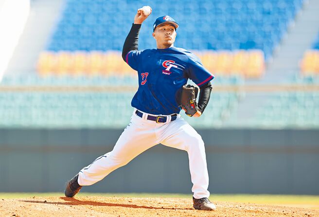 經典賽中華隊11日驚傳傷兵，投手曾仁和在實戰投打練習中不慎弄傷背部，將先停止一切練習。（資料照，中職提供）