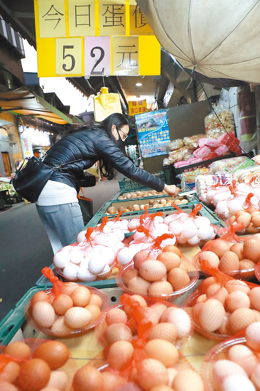 台灣缺蛋情況嚴重，台北市蛋商公會與蛋農協商後拍板確定，13日起雞蛋每台斤漲2元，產地價從40.5元漲到42.5元，批發價也從每台斤50元漲到52元，重回歷史高點。（鄭任南攝）