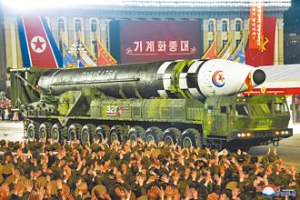 北韓秀12輛火星-17型洲際飛彈發射車