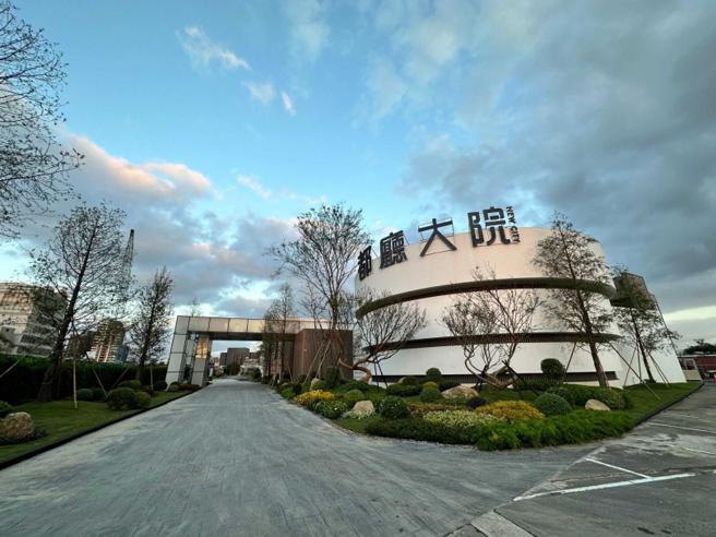 去年全台最大案为三重「都厅大院」，总销达450亿元，让甲山林维持全台10大代销第3名地位，也让茂德建设重返10大建商，同样拿下第3名。（图／甲山林提供）