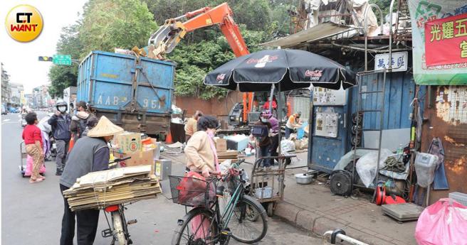 北市萬華寶興街經營50餘年的回收場將在2月15日結束營業，預計至少衝擊200名拾荒者的生計。（圖／劉耿豪攝）