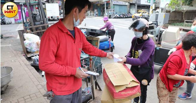 暱稱「寶貝」的回收場老闆黃世隆從祖父輩手中接下祖業，但回收場卻因違反《土地分區使用管制條例》而將被停業。（圖／劉耿豪攝）