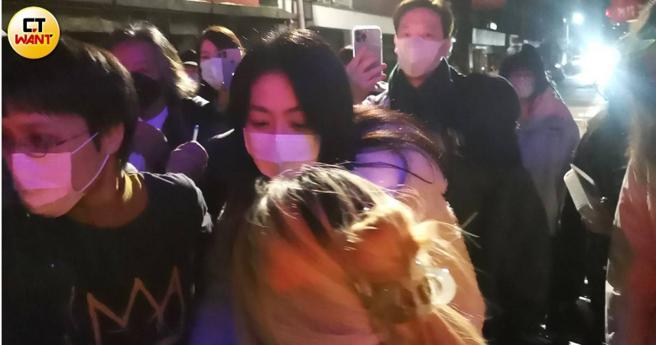 结束演唱后，陈绮贞在眾多粉丝簇拥下走出店外。（图／本刊摄影组）