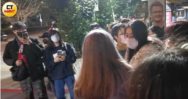 陈绮贞亲切地对粉丝嘘寒问暖。（图／本刊摄影组）