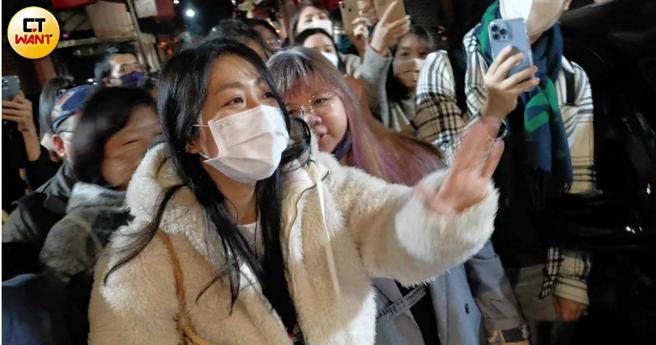 粉丝们争相要与陈绮贞合影留念。（图／本刊摄影组）