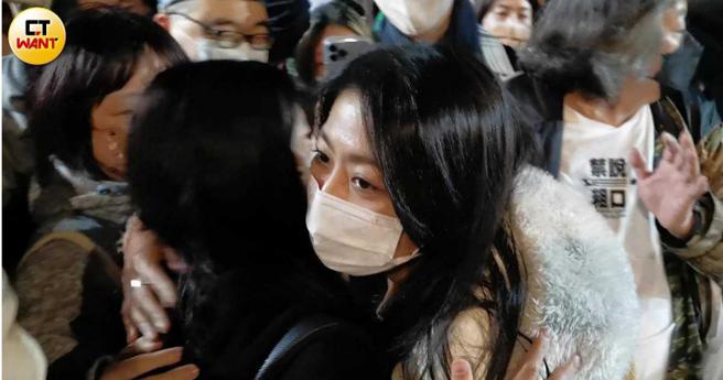 面对粉丝的「真情表白」，陈绮贞也以一个大拥抱来感谢对方。（图／本刊摄影组）