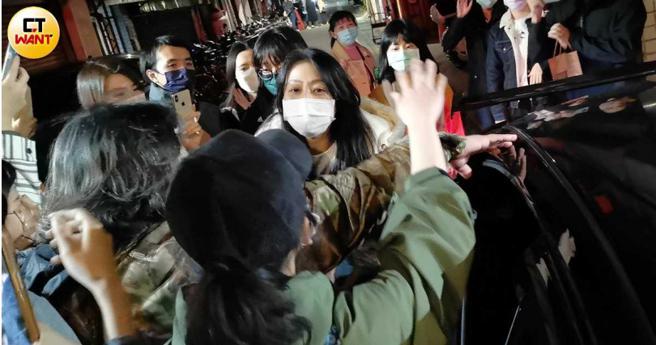 贴心与粉丝说完话后，陈绮贞才在依依不舍的气氛下上车返家。（图／本刊摄影组）