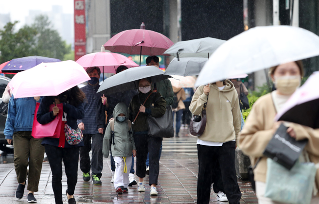 今下午起锋面抵达，北部、东部转雨，接着强冷空气南下，晚上转冷，明天至周四受强冷空气影响，北台湾冷，中南部早晚冷。(资料照)