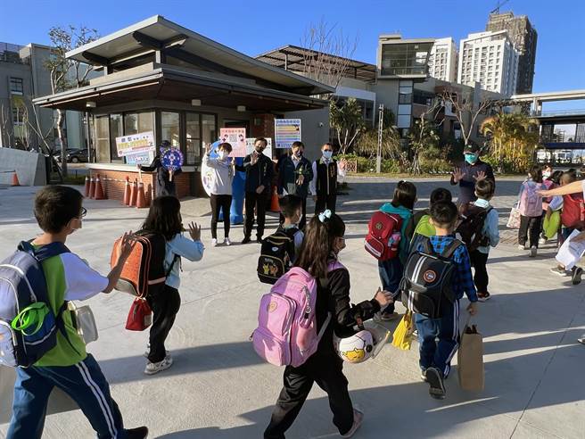 全国中小学开学第一天，台南市副市长叶泽山及教育局长郑新辉前往九份子国民中小学迎接学生上学，并视察学校的防疫准备工作。（洪荣志摄）
