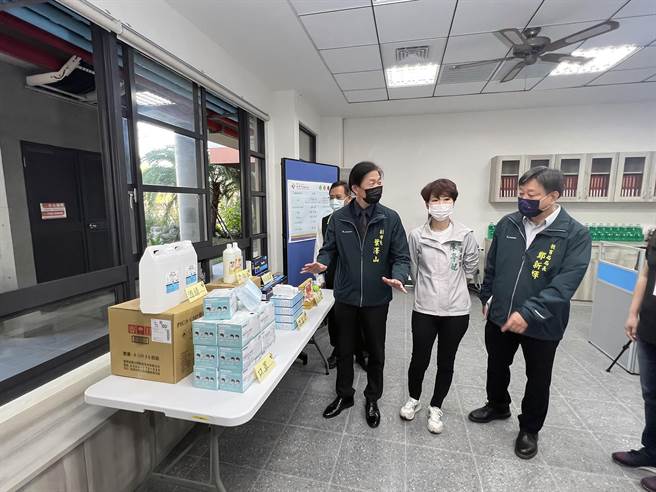 全国中小学开学第一天，台南市副市长叶泽山及教育局长郑新辉前往九份子国民中小学迎接学生上学，并视察学校的防疫准备工作。（洪荣志摄）