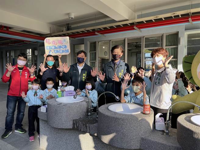 台南市副市长叶泽山视察九份子国民中小学时，偕小朋友示范正确的洗手方式，。（洪荣志摄）