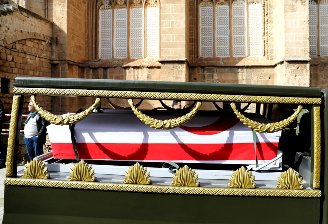 北賽普勒斯土耳其共和國一支中學排球校隊赴土耳其參加比賽不幸遇上百年強震，包括家長、學生在內共39人不幸罹難，畫面為10日居民為部分罹難者舉行葬禮。（圖／路透社）