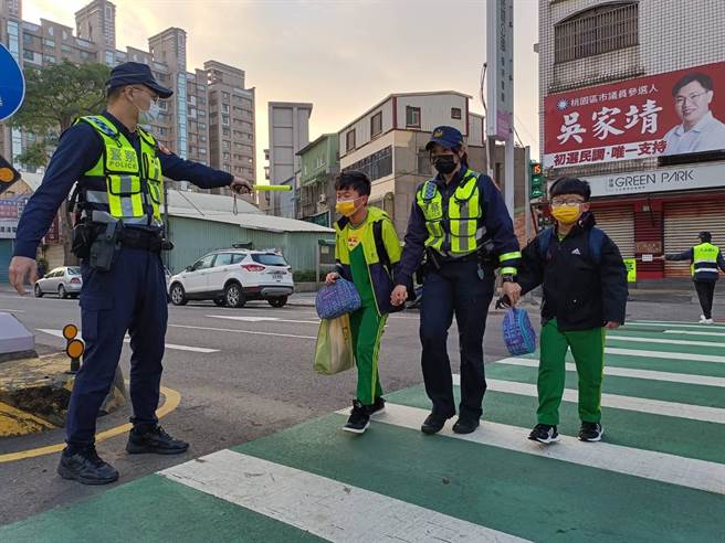 迎接寒假后开学首日，桃园警分局护童安全入校园。（蔡依珍摄）