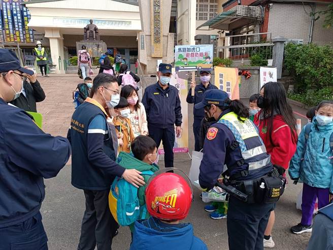 迎接寒假后开学首日，桃园警分局护童安全入校园。（蔡依珍摄）