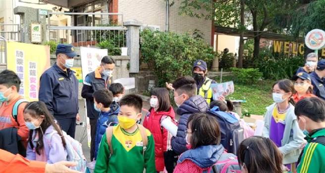 迎接寒假后开学首日，桃园警分局护童安全入校园。（蔡依珍摄）