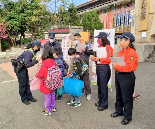 迎接寒假后开学首日，桃园警分局护童安全入校园。（蔡依珍摄）