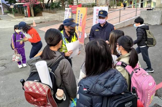 迎接寒假后开学首日，桃园警分局护童安全入校园。（蔡依珍摄）