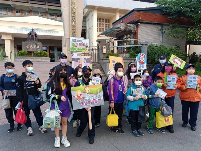 迎接寒假后开学首日，桃园警分局护童安全入校园。（蔡依珍摄）