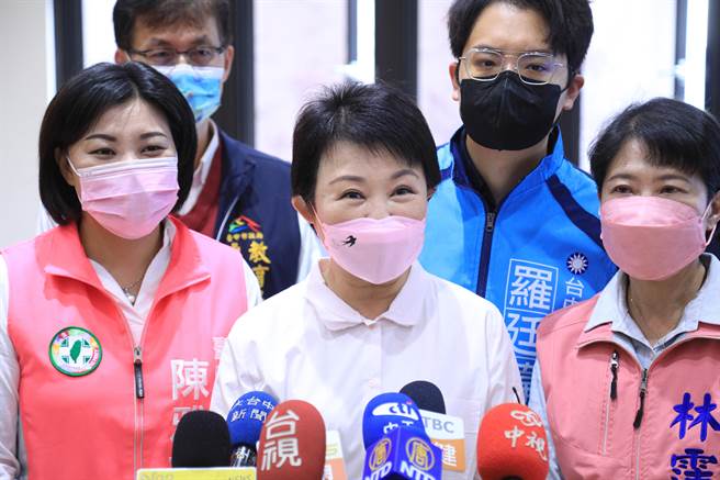 台中市长卢秀燕（中）13日表示，「中台湾区域治理平台」将会是全国最大的县市联合治理平台。（读者提供／张妍溱台中传真）