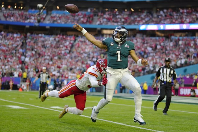 老鹰四分卫赫兹(右)在被擒杀之前连忙把球传出。(美联社)