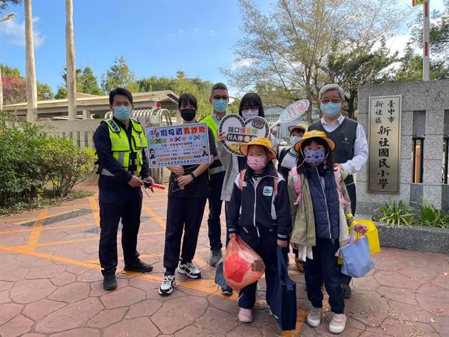 2／13國小開學日，東勢警方與家長攜手守護學童安全。（警方提供）
