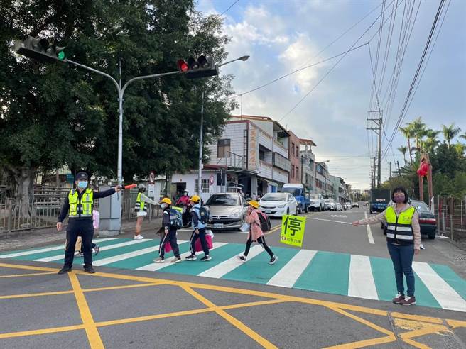 2／13國小開學日，東勢警方與家長攜手守護學童安全。（警方提供）