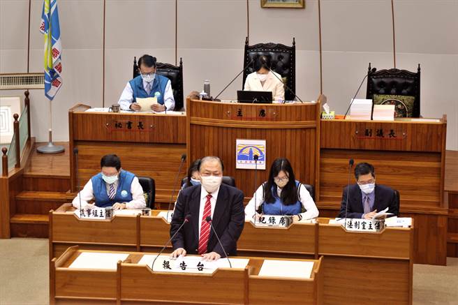 由绿营执政的澎湖县政府提出112年总预算案，其中编列300万县长等人赴大陆考察业务费，遭到议会删除270万元。（张茂雄摄）