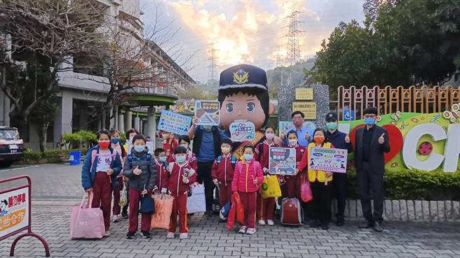 台中市警察局霧峰分局13日上午皆開啟校園周邊交通疏導及安全維護工作，更出動「波麗士公仔」助陣，盼與民眾拉近距離，共同營造安全生活環境。（霧峰警分局提供／潘虹恩台中傳真）