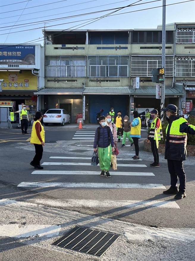台中市警察局烏日分局13日同時執行白沙屯媽祖繞境勤務，仍在有限警力下，配合學校志工、導護媽媽、導護老師在開學日共同執行護童勤務。（烏日警分局提供／潘虹恩台中傳真）