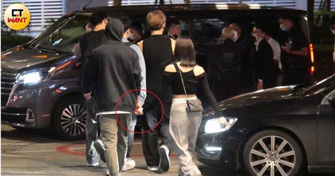 林亭翰和雨婷被拍到牵手走在大街上。（图／CTWANT摄影组）