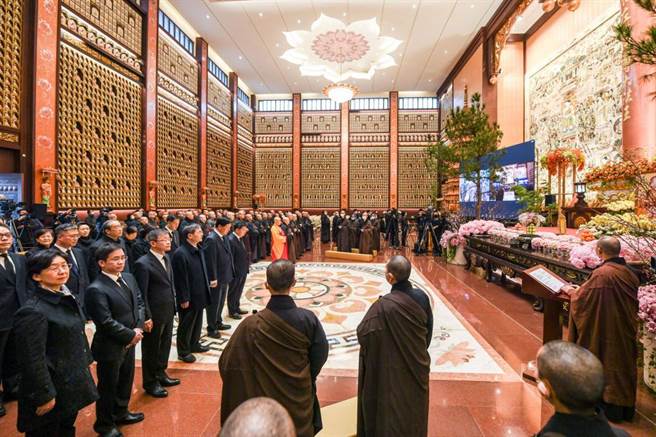 图为大陆吊唁团12日在江苏宜兴大觉寺吊唁星云法师。（资料照片／新华社）