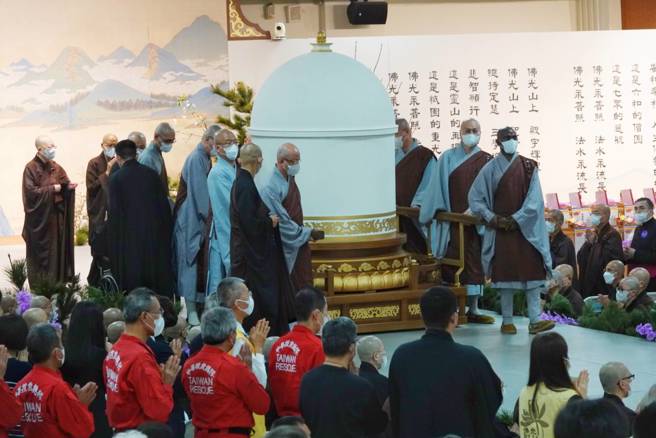 佛光山13日举行星云法师圆寂讚颂典礼，向已故佛光山创办人星云法师告别，佛光山宗委会主席心保和尚代表致谢，并颂念讚师偈、惜别歌、跪拜礼等仪式后，随即由法眷代表移法体真身坐龛离开会场。（黄子明摄）