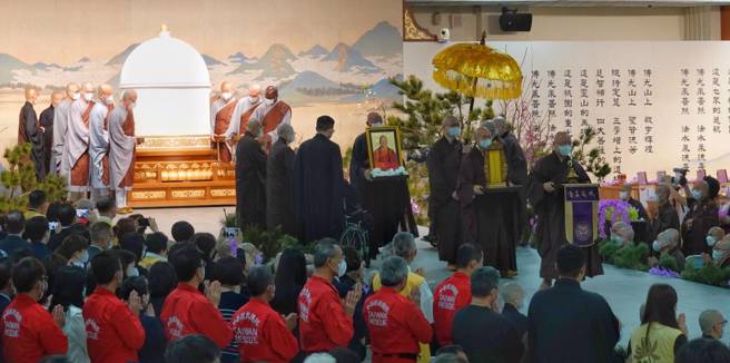佛光山13日举行星云法师圆寂讚颂典礼，向已故佛光山创办人星云法师告别，佛光山宗委会主席心保和尚代表致谢，并颂念讚师偈，惜别歌等仪式后，随即由法眷代表移法体真身坐龛离开会场。（黄子明摄）