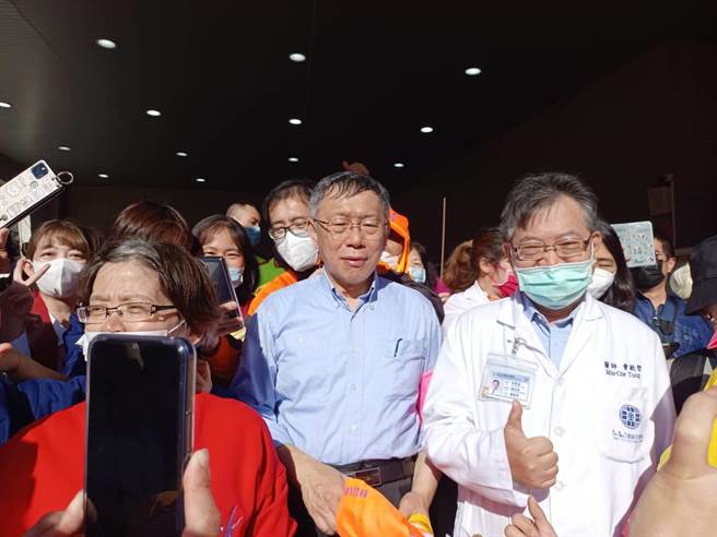 童医院沙鹿院区特设香案及鲜花素果恭迎妈祖，院方医护同仁及病人，于中山路跪地恭请妈祖停驾。(陈世宗翻摄)