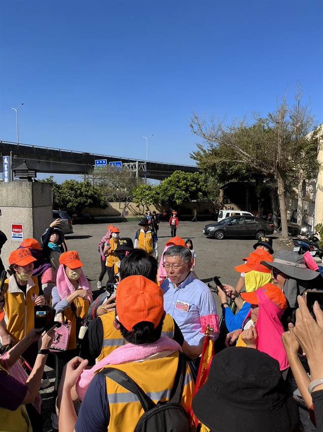 柯文哲上午10时许，已走到沙鹿区沙田路与向上路口，一路沿台一线向南挺进！(陈世宗翻摄)