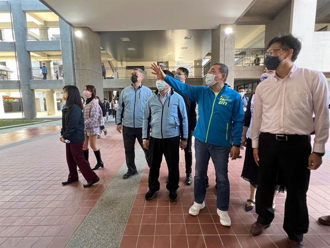 侯友宜视察板桥中山国小老旧校舍改建工程。（王扬杰摄）