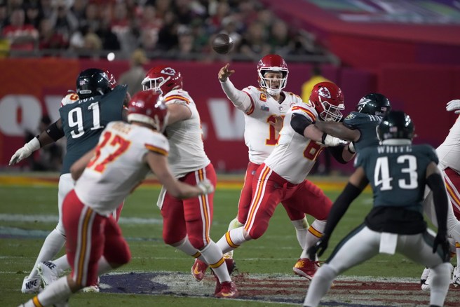 酋长四分卫马霍姆斯毅然把球传出。(美联社)