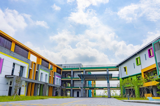 永康区盐行国中，因新建的漂亮校舍又紧邻南科，深受许多南科父母的青睐。(戴志扬翻摄)