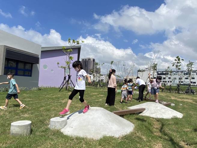 永康区盐行国中，因新建的漂亮校舍又紧邻南科，深受许多南科父母的青睐。