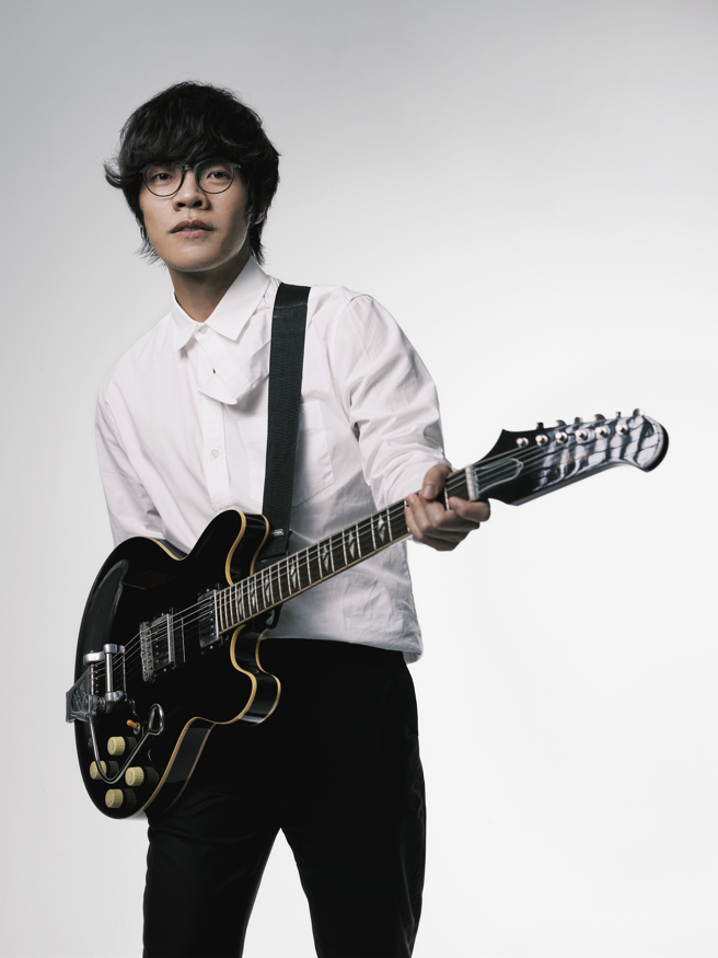 学校钟声居然变成轻快的歌曲，竟是台南在地三金创作歌手卢广仲演唱。(校方提供)