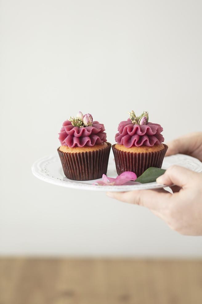 「绿带」情人节新品「草莓杯子旦糕」，南瓜海绵旦糕填入进口草莓酱，搭配地瓜与草莓果肉制成的奶油，酸甜又浪漫。（图／王品集团）