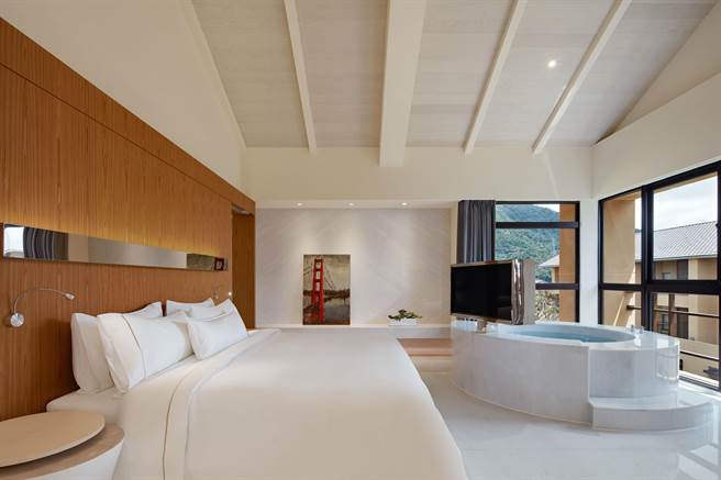 大使套房以现代化与白色系的装潢为主，採光良好，空间宽敞，设计简约有质感。 (宜兰力丽威斯汀度假酒店提供)