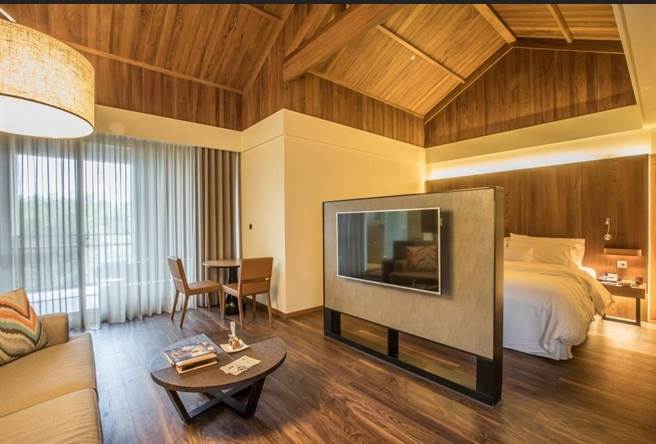豪华套房半开放式的空间，视野宽阔，木质家俱呈现东方禅风建筑风格，令人感到舒缓放松。(宜兰力丽威斯汀度假酒店提供)