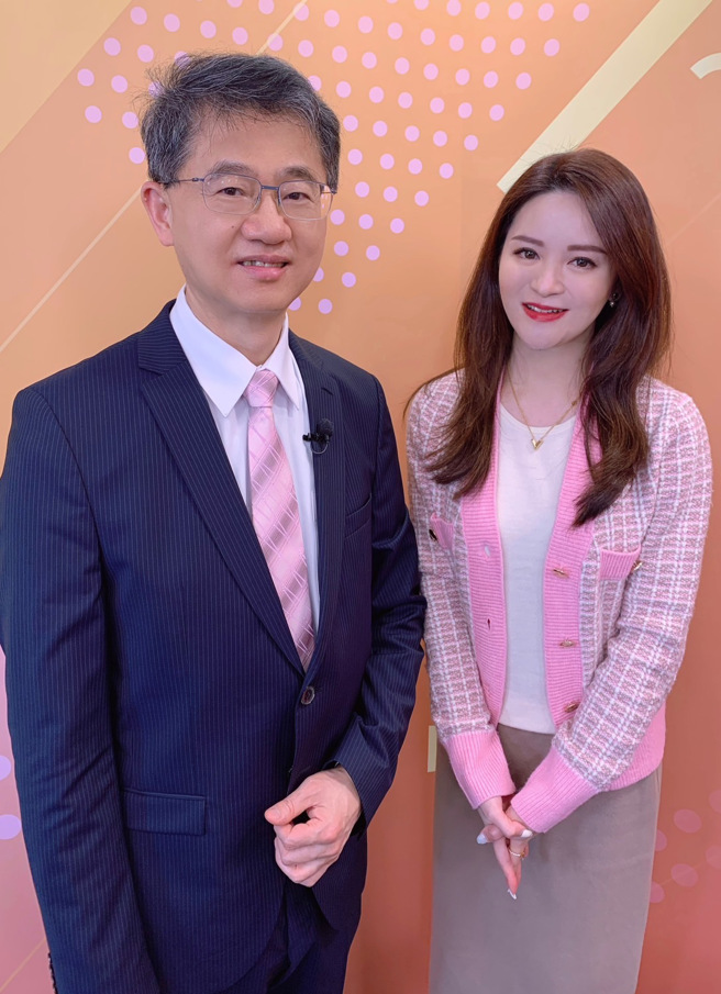 台湾运彩总经理林博泰(左)上时来运转节目，与主持人尉迟佩玉(右)谈运彩眉角。(林胜发摄)