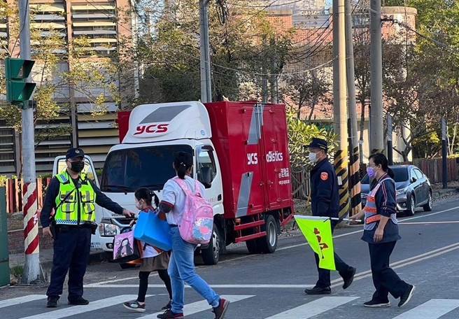 今開學日，嘉義縣警察局各分局啟動「護童勤務」。（嘉義縣警察局提供∕呂妍庭嘉義傳真）