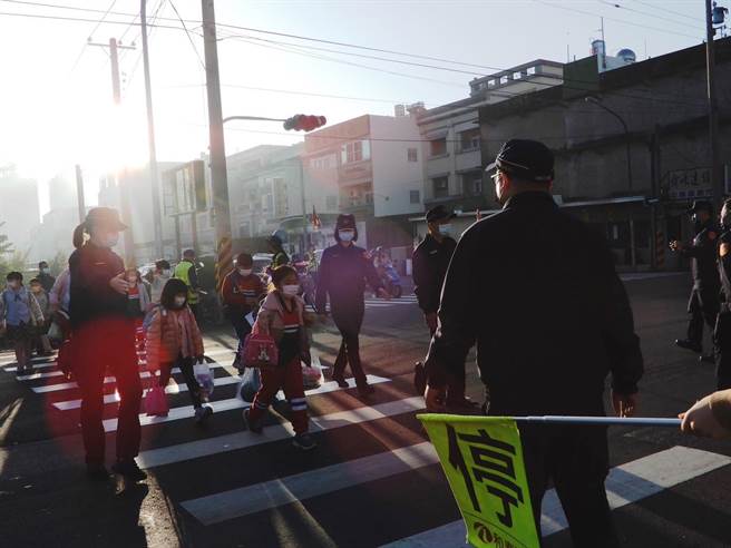 今開學日，嘉義縣警察局各分局啟動「護童勤務」。（嘉義縣警察局提供∕呂妍庭嘉義傳真）