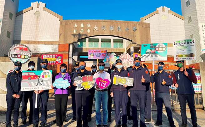 今開學日，嘉義縣警察局各分局啟動「護童勤務」。（嘉義縣警察局提供∕呂妍庭嘉義傳真）