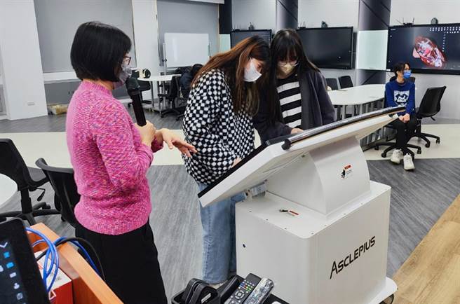 弘光科大医工系办智慧医疗器材探索营，助高中生摸索自我兴趣。（弘光科大提供）