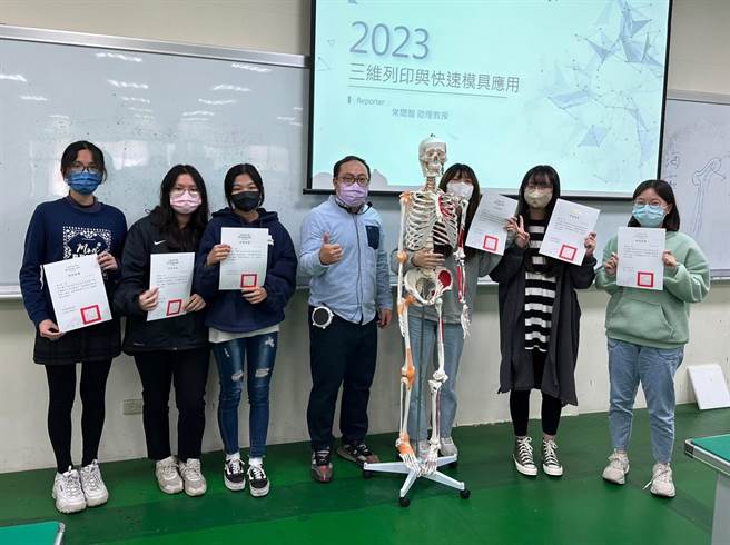 弘光科大医工系办智慧医疗器材探索营，助理教授常闳智(中)与学员合影。（弘光科大提供）